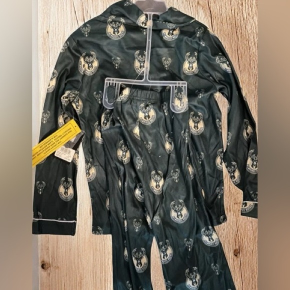 Boys Milwaukee Bucks Button Up Pajama Sleepwear Set Green Gold NBA BASKETBALL - Picture 9 of 16